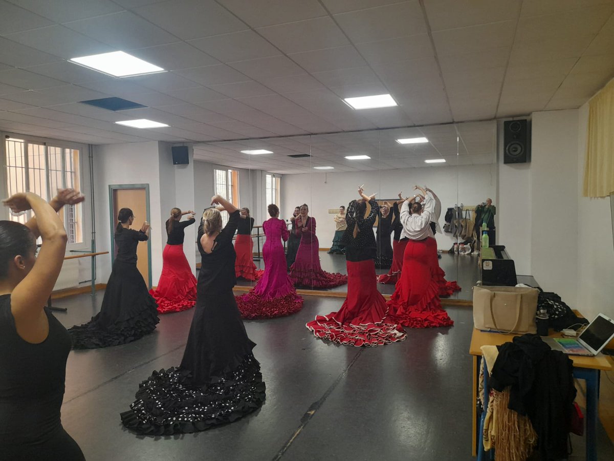 cepmalaga's tweet image. 🔥 Metodología específica del Baile Flamenco💃✨
Trabajamos recursos metodológicos para enseñar flamenco desde la técnica, la expresividad y la tradición. Un día de aprendizaje con puro soniquete. 🔥🖤
#BaileFlamenco #FormaciónDocente #CEP #DanzaFlamenca #EducaciónArtística
