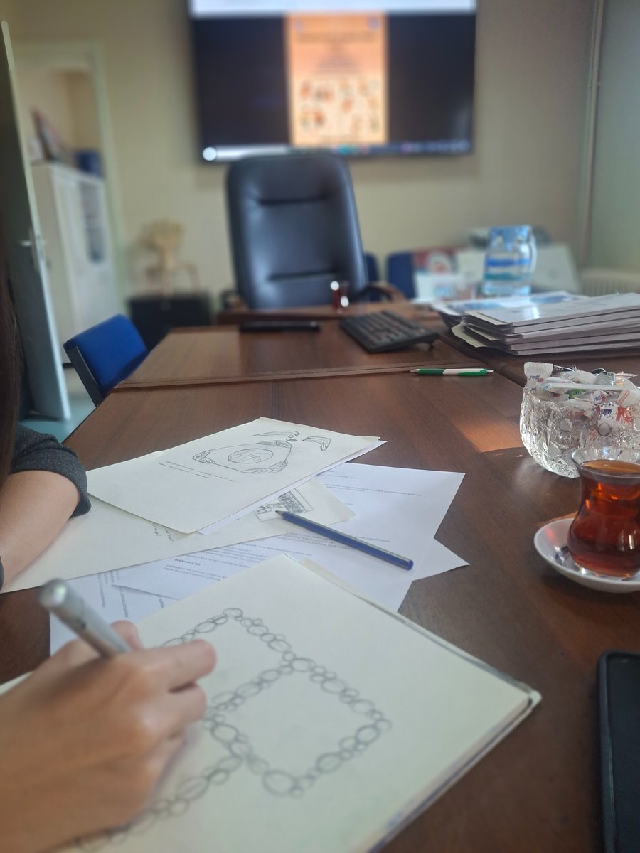 “Köklerden Geleceğe: Geleneksel Oyunlar Çalıştayı”nda öğrencilerimiz, geleneksel oyunları yaratıcı üretimle buluşturdu; hem araştırdı, hem uyguladı, hem de sanatsal yorumladı. Kültürel mirasımız enerjik bir üretimle yeniden keşfedildi.🩵