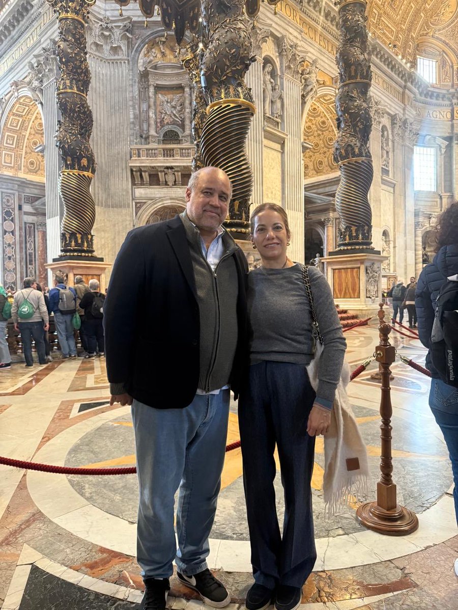 Hoy cumpleaños ⁦<a href="/YipsyRoa/">Yipsy Roa Díaz</a>⁩ quien es la cabeza de familia y dueña absoluta de mi corazón, ella me regaló el don de ser padre, una mujer excepcional, coherente con sus ideas y defensora a ultranza de la familia. Simplemente te amo. Gracias por tanto ⁦<a href="/mariafvalerior/">María Fernanda Valerio Roa</a>⁩