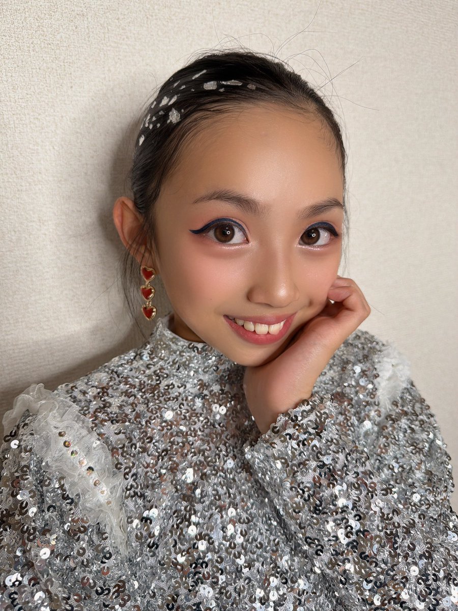 yura_ara_'s tweet photo. BJ事務局長から連絡がきて本番２日前にまたまた衣装チェンジ〜‼︎

オープニングアクトで選抜組にも選んでいただき、あるシーンのために髪型はシンプルに💗
顔に着用するものの練習してたから髪の毛ボサボサだけど記念に📷✨

本番まで後２日！最後まで頑張るぞ〜💗

#ゆらん #キッズダンサー　#js06 https://t.co/4yrutsksOK