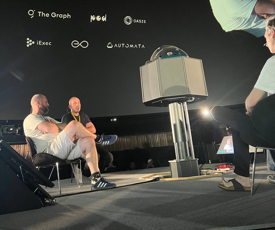 martinlecl's tweet image. @SpaceComputerIO set the bar high by hosting an event in a planetarium.
And cerise sur le gateau: we got to watch an artist’s film projected in the dome, it was soooo amazing (and relaxing, perfect before a panel 😃!)
Thanks @tarasjeans @tarasjeans 🙌