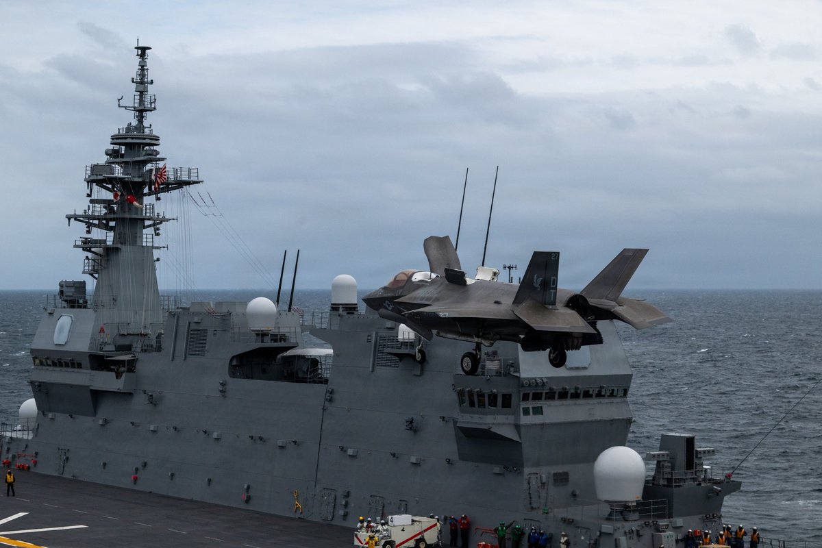 Roberto_yeager's tweet photo. El #DDH184 #JSKaga de la #JMSDF ya puede denominarse como portaaeronaves
Los F-35B #Lightning II del VMFA-242 Bats (entre los mismos, nuestro querido murcielago), han estado operando desde su cubierta durante el ejercicio #ANNUALEX (#USMC photo by Cpl. Alejandra Vega) #Kaga #F35B https://t.co/F3jJWDckKU