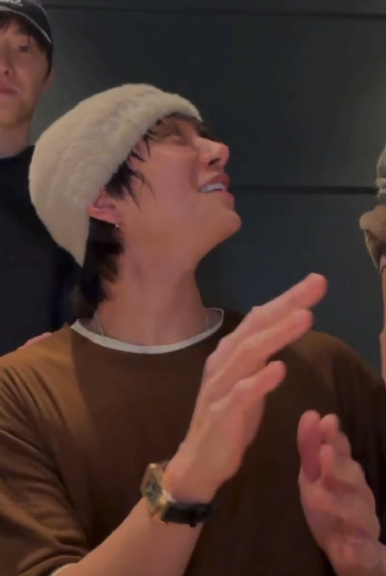 red__index's tweet image. 사빠남 견디기 힘들다
내가 앞에 있다는 걸 잊은채
뒤만 돌아보는 남자 힘들다