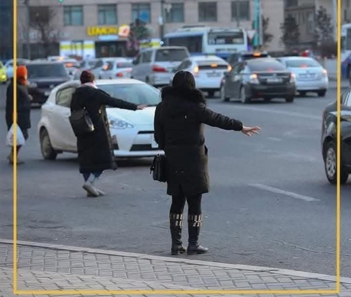 ИРГЭН: ӨНӨӨДӨР УЙЛЧИХЛАА БИ😢
Сууж явсан такси маань нэг л эвгүй гэнэт хаазалж огцом хөдлөөд нэг л эвгүй яваад таагүй мэдрэмж төрөөд ажил дээр ирэв. Таксины жолооч ахаас дансны дугаарыг нь асуутал хазгай муруй хэллэгтэй ах эхний гурван орныг хэлээд гацчихав. Хэсэг байж байгаад