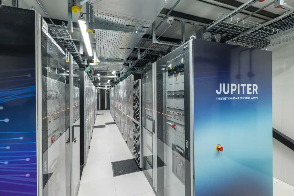ComputerworldES's tweet image. El primer sistema exaescala de @nvidia ya está aquí: JUPITER Booster irrumpe como el 4.º #superordenador más rápido del mundo. Un exaflop exacto y un mensaje claro: la #supercomputación entra en una etapa dominada por aceleradores y arquitecturas híbridas. bit.ly/48jprpz