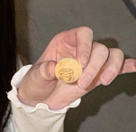 I tho wonyoung showing it that she got yujin name when she unboxing kancho (snacks) but its just yuji 유지, the way she choose ‘ex’ as her bgm song too 🤣