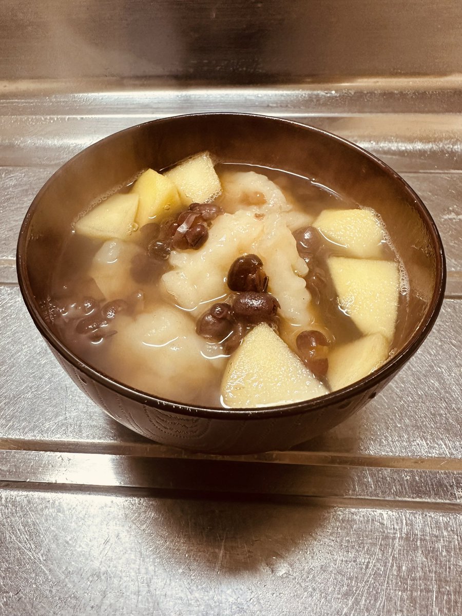 家族の「おやつ何かないのー」の声に応えて

【小豆すいとんwithりんご】を作った♪

すいとん粉　お好み
あずき缶　　1缶
砂糖　　　　大さじ1
塩　　　　　少々
りんご　　　お好み

ご馳走様でした♪(´ε｀ )
<a href="/nikkoku_seifun/">【公式】日穀製粉　食楽彩々そば処みよ田直営</a>