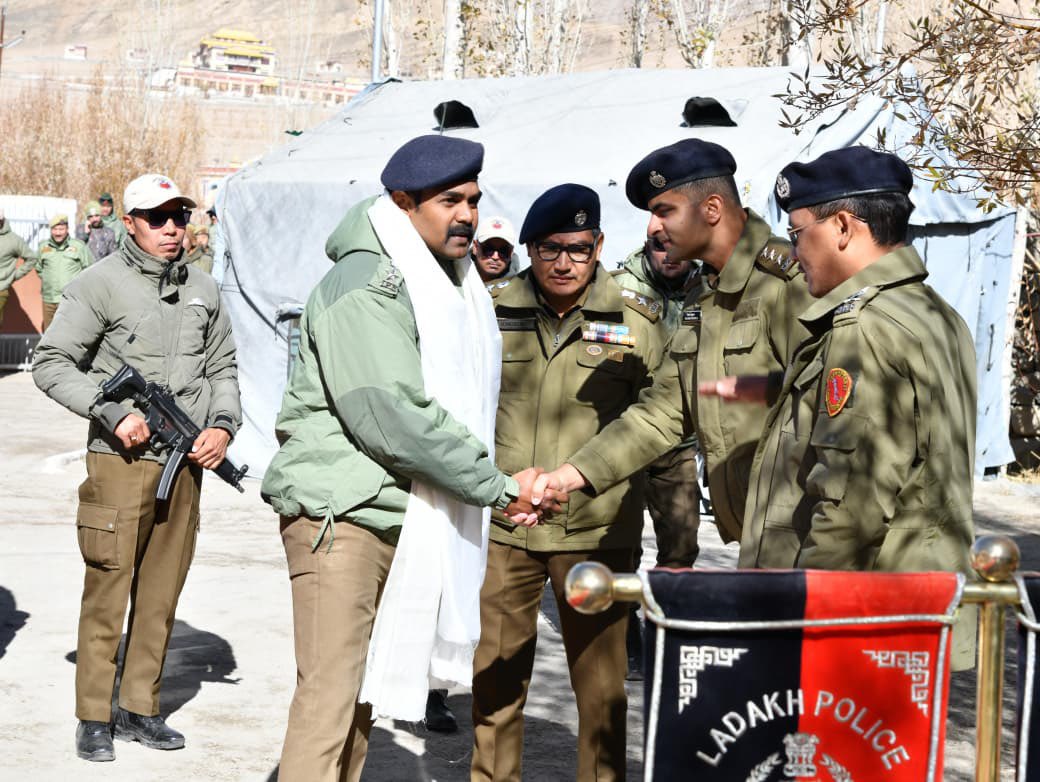 LehPolice's tweet photo. Sh. Shree Raam R, IPS assumes charge as SSP, District Leh, following the transfer of Ms. Shruti Arora, IPS. Upon arrival, he was welcomed with a Guard of Honour, received a comprehensive district briefing, and met senior officers.

@DGP_Ladakh @DIPR_Ladakh https://t.co/cLDdx0YIKh