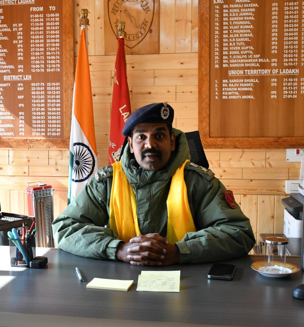 LehPolice's tweet photo. Sh. Shree Raam R, IPS assumes charge as SSP, District Leh, following the transfer of Ms. Shruti Arora, IPS. Upon arrival, he was welcomed with a Guard of Honour, received a comprehensive district briefing, and met senior officers.

@DGP_Ladakh @DIPR_Ladakh https://t.co/cLDdx0YIKh