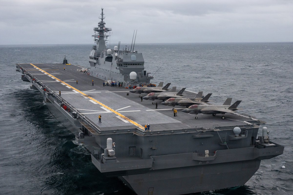 asura0998822's tweet photo. 「かが」の甲板上にF-35Bが敷き詰められた姿はできれば最初は日の丸🇯🇵の機体で見たかったな

まあ贅沢は置いといて「いずも」クラスの甲板横に駐機できるF-35の数は6～7機が限界か
https://t.co/HIyjN3arwc https://t.co/79WEEBTbbH