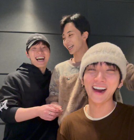 these photos of them laughing together 😭 OH MY FAMILY