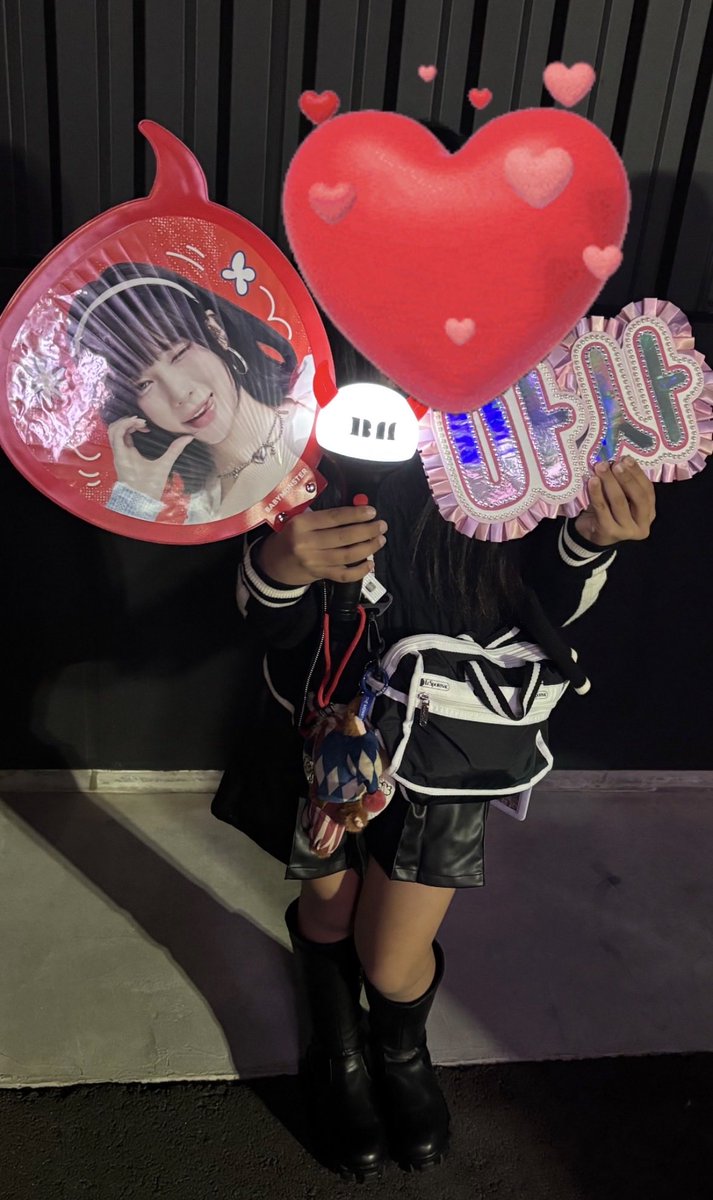 RieBjay's tweet photo. LOVE MONSTERS FAN CONCERT2025
千葉❤️1週間ぶりのアサちゃん❤️❤️❤️
SS席だったけど、10歳娘は隙間からメンステ、トロッコは近くてよく観えた😍❤️
なによりあの空間にいられたことが幸せでした🥰✨
娘もさらにダンスへの刺激を受けた様で😈❤️🖤#BABYMONSTER #베이비몬스터 https://t.co/qY6yQRtBQ6