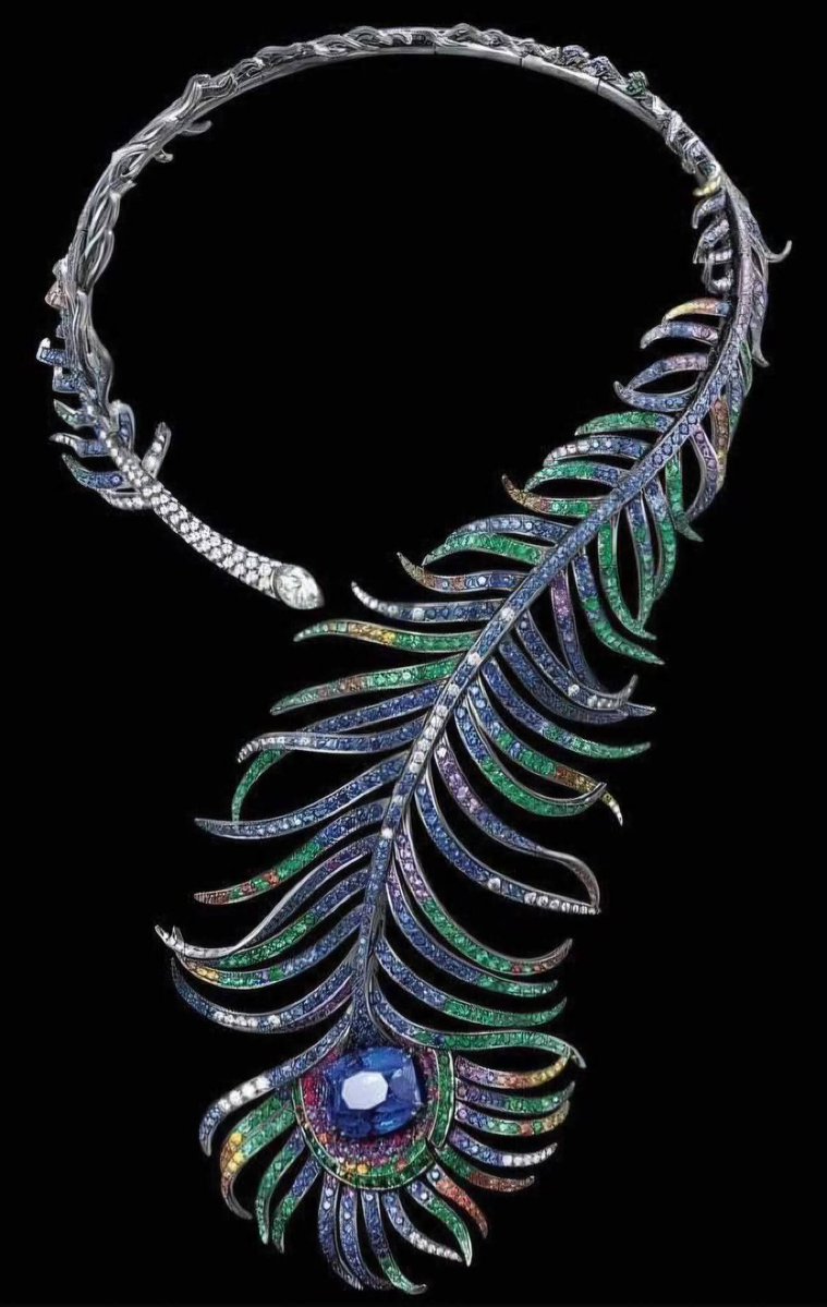 LeoDaVinciWave's tweet image. A peacock feather necklace, made of blackened gold, sapphires, diamonds and emeralds. Made by Boucheron in 1889 CE.