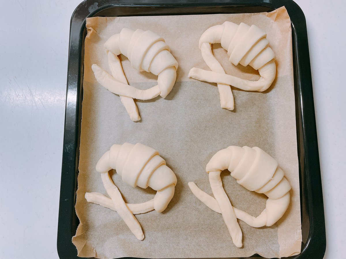 ほっこりパンタイム🎵

今日は、
クロワッサン・オ・セザム🥐

朝から生地を仕込みました♡
中々のボリュームです🤭
岩塩＆白ごま胡麻も効いて
美味しかったです😊
売れるかな〜笑