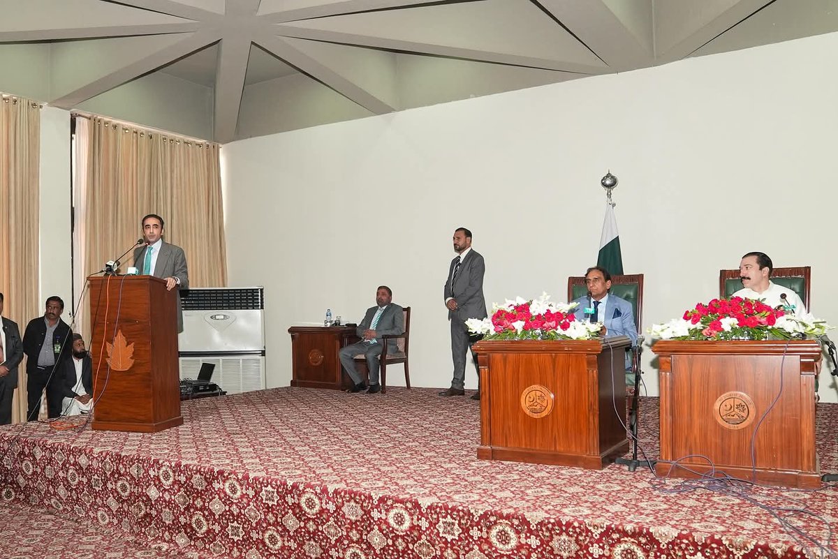 چیئرمین پاکستان پیپلز پارٹی بلاول بھٹو زرداری  آزارد کشمیر کے 16ویں وزیراعظم کی حلف برداری کی تقریب سے خطاب کرر ہے ہیں۔
#KashmirBhuttoKa 🇱🇾✌️