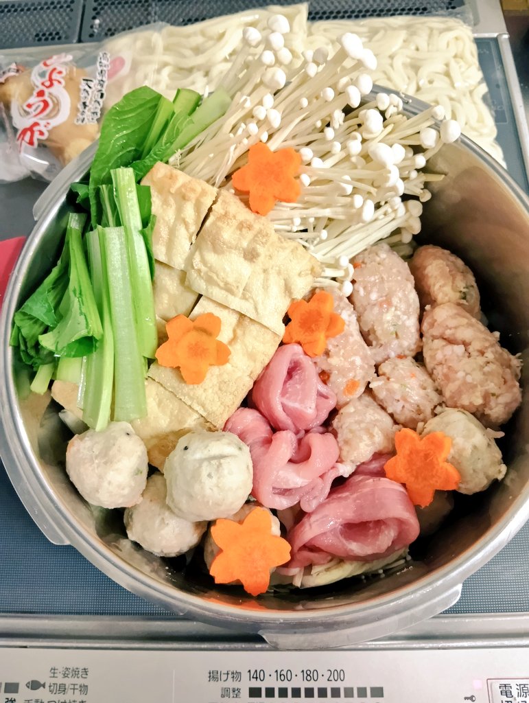 kotarou0302's tweet image. 今日の晩ごはんは塩ちゃんこ鍋。
ここに沸かした鍋つゆを注ぎました。
我が家は、だいだいが薄い塩味で煮てポン酢や胡麻ダレで頂く方式です
#晩ご飯
#おうちごはん
#塩ちゃんこ