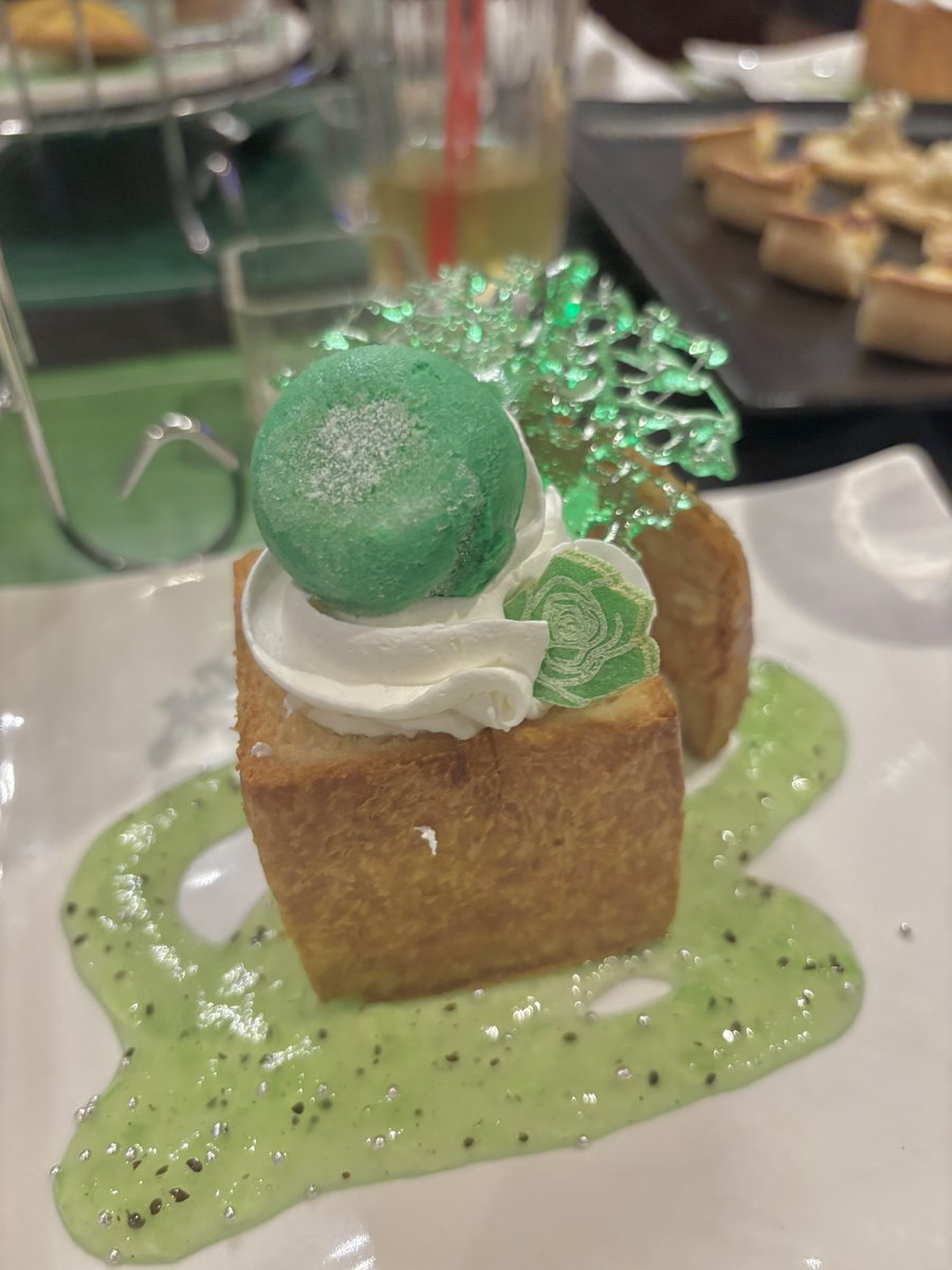 アフターの記録💚🏹🎩

アクスタお貸しいただいた可愛い！大勢でルミanimation視聴会もできてめちゃ楽しかった😭✨＼気高いよ〜〜／て応援上映してたのウケたww飛行機あるので途中で抜けちゃったのですがいい思い出をありがとうございます🪽