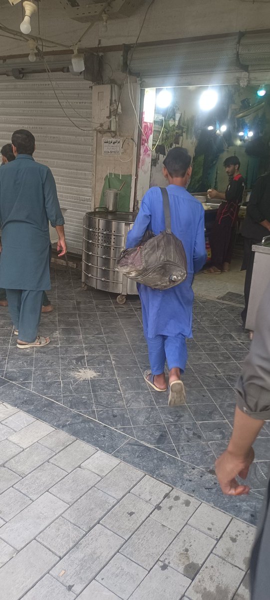 ہم آج دوپہر آفس کے قریب مارکیٹ میں چائے پینے گئے، وہاں یہ چھوٹا بچہ جوتے پالش کی غرض سے آیا ۔ میں نے شغل میں پوچھا تو تو افغانی ہے کہتا نہیں میں مہمند ایجنسی سے ہوں۔ 
میں نے کہا وہاں کا وزیراعلی کون ہے؟
کہتا ہے وہ میرا جگری ہے سہیل آفریدی ۔