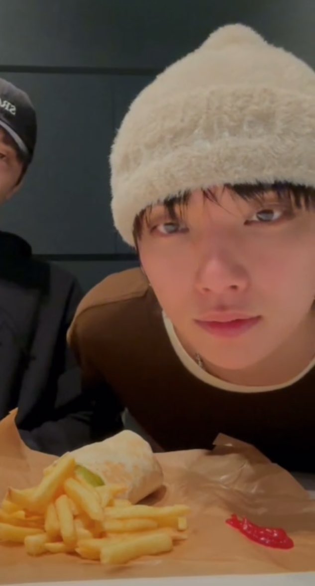 red__index's tweet image. 댓글 볼라고 계속 몸을 일케 반으로 접는게 ㅈㄴ 기여움
눈이 좀 맹하지만 적극적인 도토리