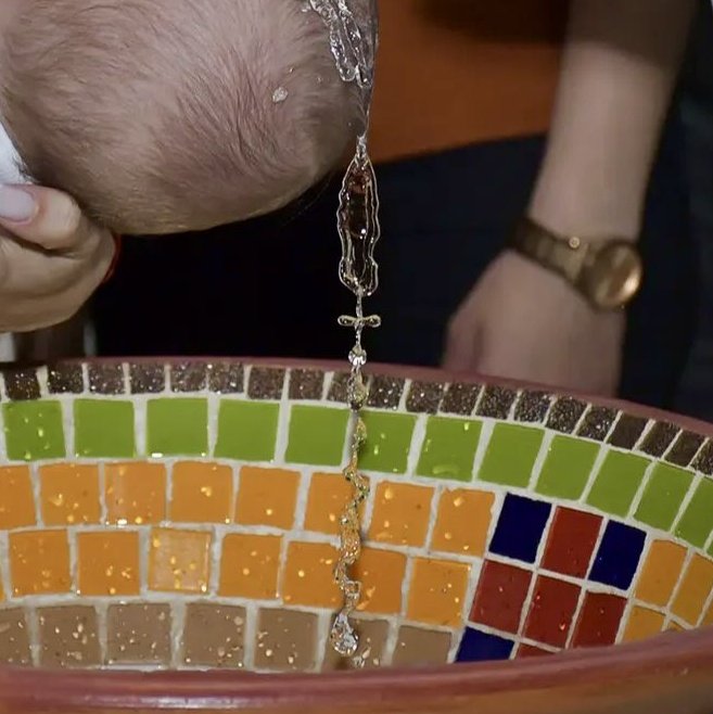 lechochretien's tweet image. 💧📿 FLASH | Une photo d’un baptême à Pinhalzinho, au Brésil, est devenue virale, les gouttes d’eau tombantes semblant former UN CHAPELET.

Le photographe assure que l’image n’a pas été retouchée, et une IA en a confirmé L’AUTHENTICITÉ À 100 %.

Le prêtre Luciano Henrique da…