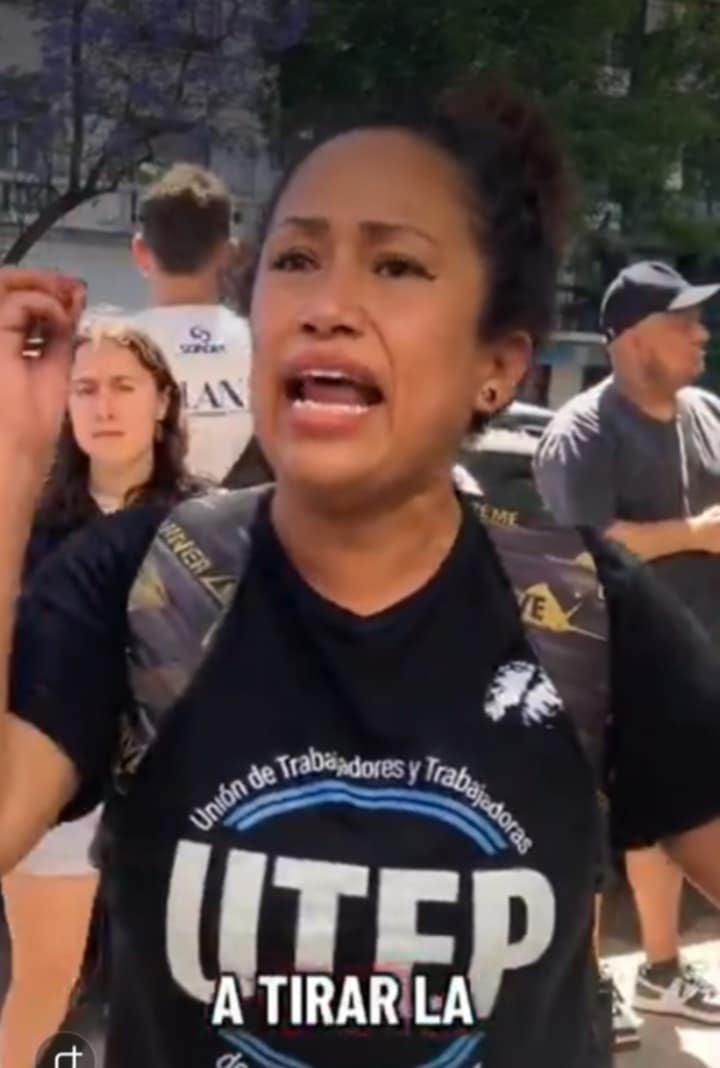 ¿ QUIEN MIERDA TE CREES QUE SOS CARADURA IMPORTADA ?

Por Marcelo Fava  

Llegás a MI país oliendo a pobreza ajena, con la mano abierta y la lengua afilada para escupir contra el que te da de comer. Venís a “buscar un futuro” pero lo único que buscás es un plan social, una vereda