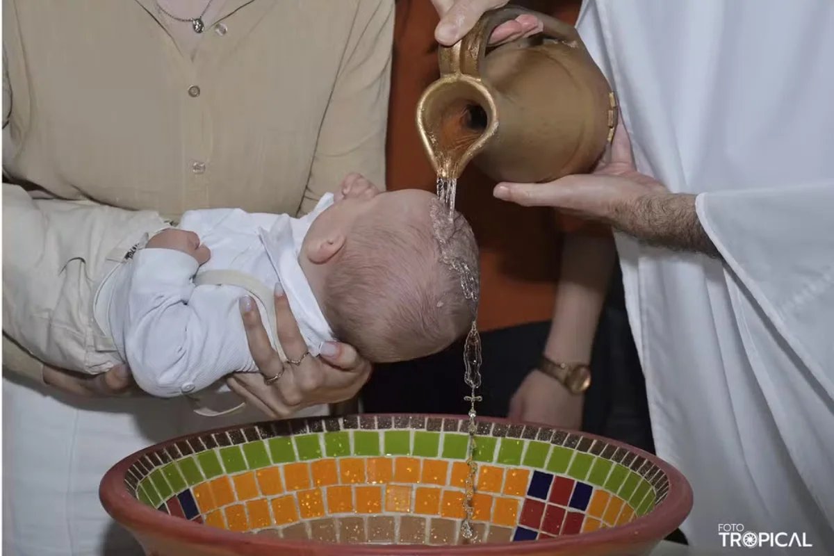 lechochretien's tweet image. 💧📿 FLASH | Une photo d’un baptême à Pinhalzinho, au Brésil, est devenue virale, les gouttes d’eau tombantes semblant former UN CHAPELET.

Le photographe assure que l’image n’a pas été retouchée, et une IA en a confirmé L’AUTHENTICITÉ À 100 %.

Le prêtre Luciano Henrique da…