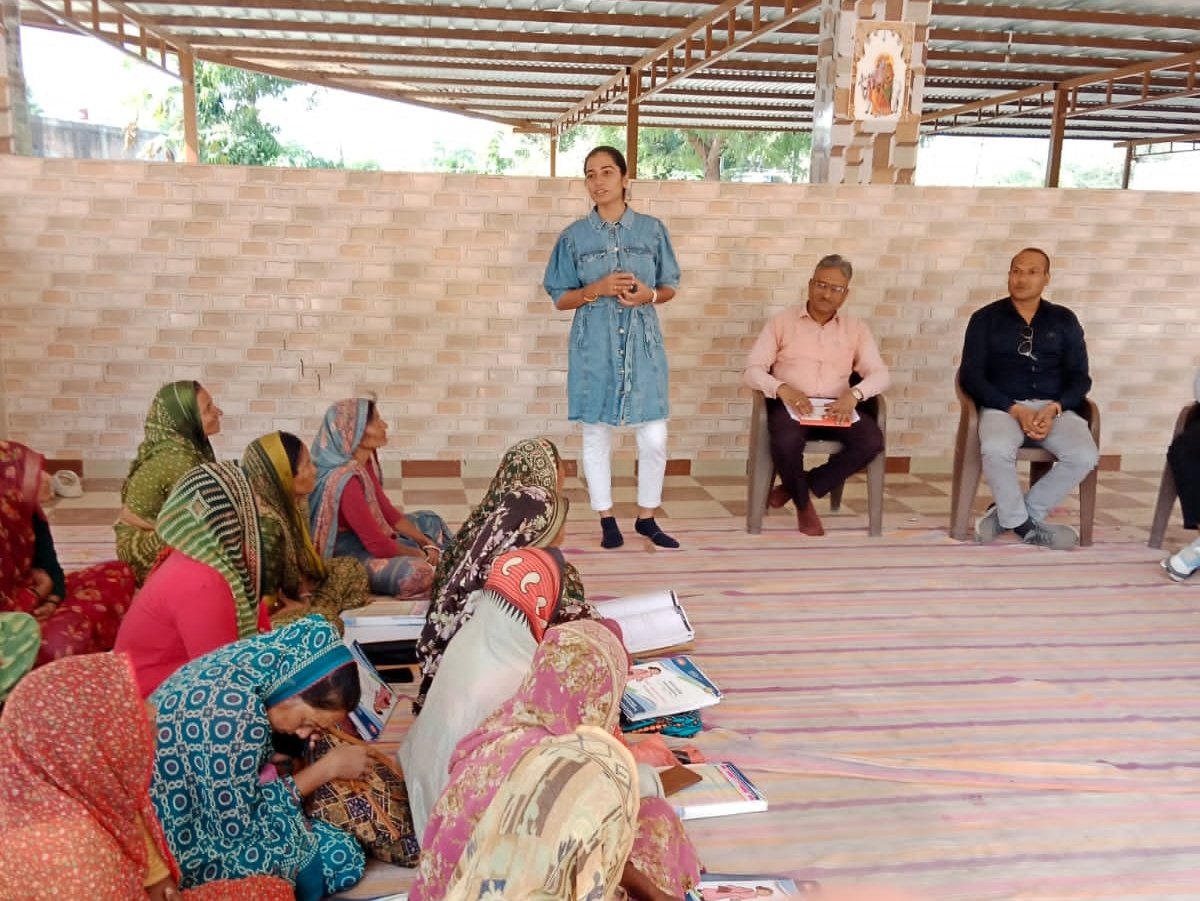 CdhoSabarkantha's tweet image. નાગરિક માટે ઉપયોગી અને સરળ એવી ધ્યાન અને યોગની પરિવર્તનશીલ પદ્ધતિનો અનુભવ કરાવવા અને તેના ફાયદા માટે હાર્ટ ફુલનેસ ઇન્સ્ટિટયૂટ દ્વારા #phc સ્ટાફ સાથે ત્રિ દિવસીય સત્રનો પ્રારંભ.
કુદરતી રીતે ખેતી,વ્યસનમુકત જીવન અને બાળકોના સર્વાંગી વિકાસ અંતર્ગત પ્રશિક્ષકો દ્વારા માર્ગદર્શન અપાયું.