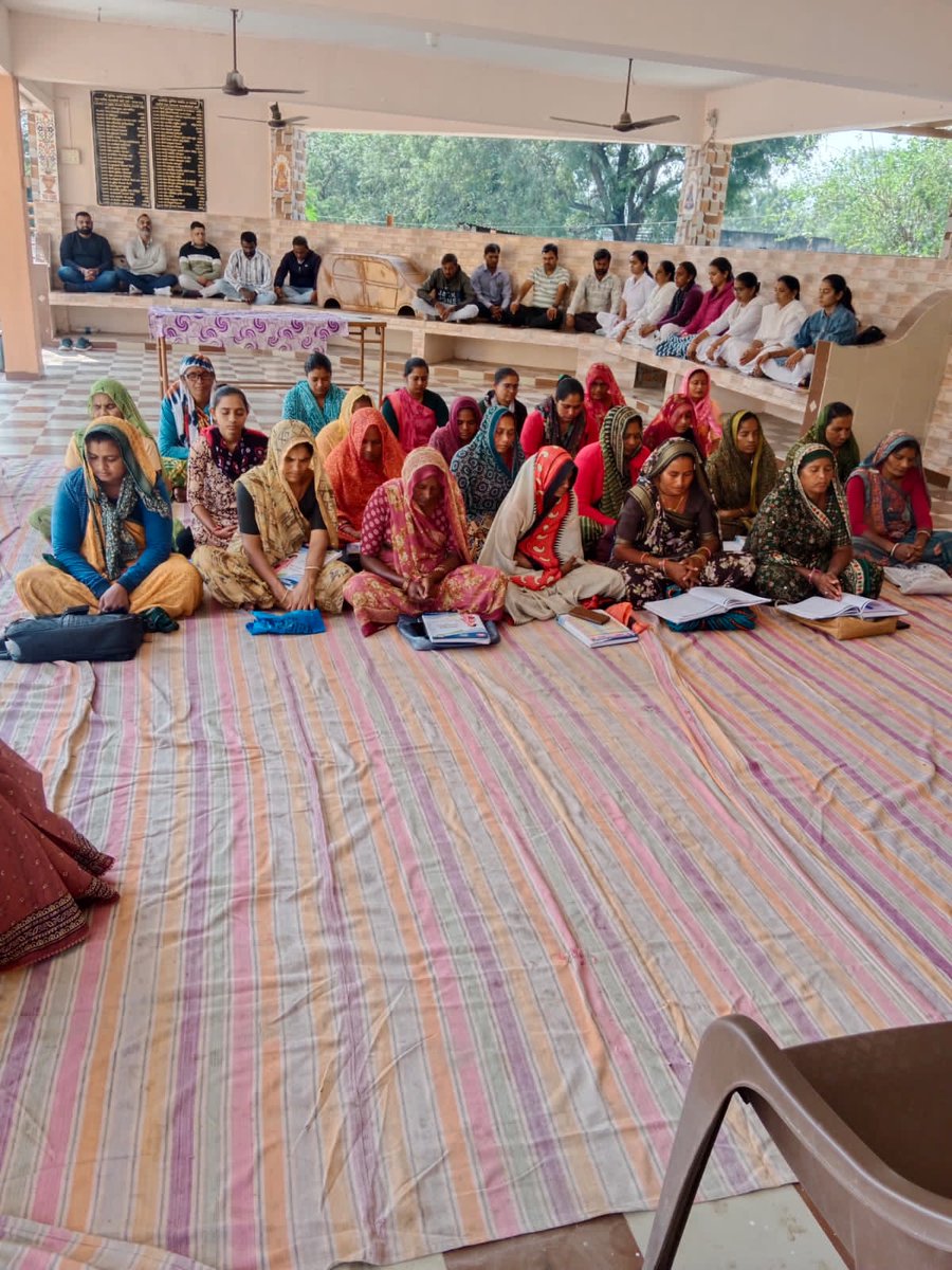 CdhoSabarkantha's tweet image. નાગરિક માટે ઉપયોગી અને સરળ એવી ધ્યાન અને યોગની પરિવર્તનશીલ પદ્ધતિનો અનુભવ કરાવવા અને તેના ફાયદા માટે હાર્ટ ફુલનેસ ઇન્સ્ટિટયૂટ દ્વારા #phc સ્ટાફ સાથે ત્રિ દિવસીય સત્રનો પ્રારંભ.
કુદરતી રીતે ખેતી,વ્યસનમુકત જીવન અને બાળકોના સર્વાંગી વિકાસ અંતર્ગત પ્રશિક્ષકો દ્વારા માર્ગદર્શન અપાયું.