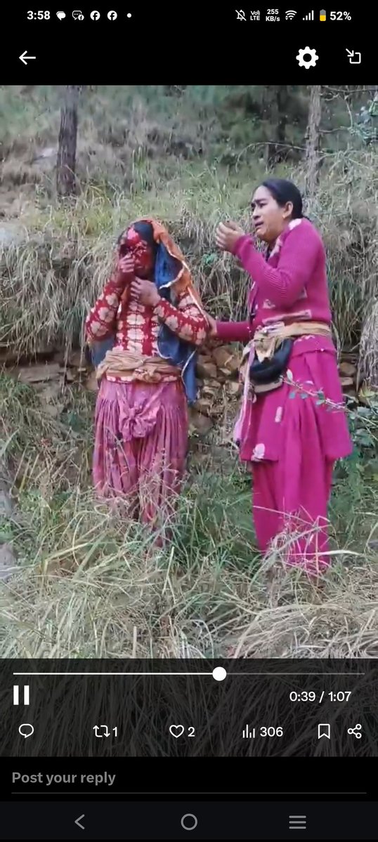 पौड़ी के शांत पहाड़ी जंगलों में रोज़ की तरह एक महिला घास काटने गई थी।

लेकिन इसी सन्नाटे में झाड़ियों के पीछे छिपा था
अचानक एक भालू बिजली की तरह झाड़ियों से निकलकर महिला पर टूट पड़ा!

हमले की रफ़्तार इतनी तेज़ कि महिला संभल भी नहीं पाई।

चीख की आवाज़ पहाड़ों में गूँजी और आसपास के