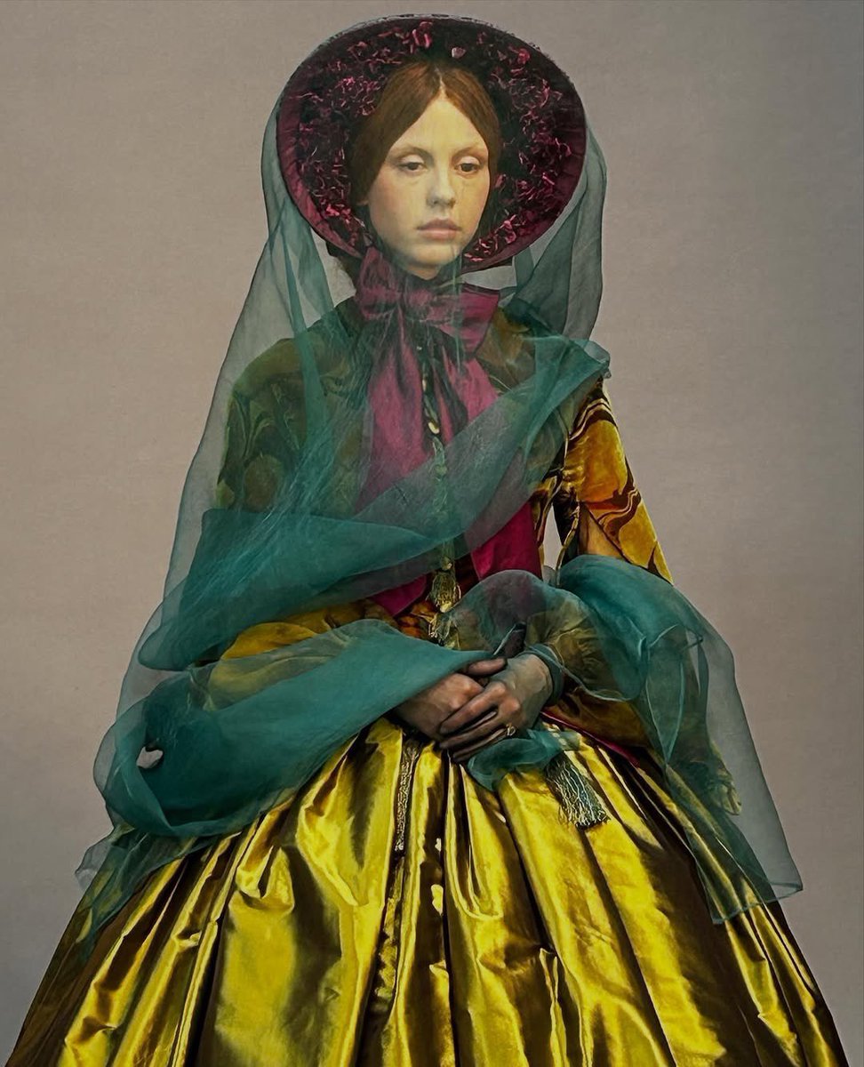 Mia Goth’s Elizabeth “cell dress,” created by costume designer Kate Hawley for Guillermo del Toro’s ‘Frankenstein’, is an absolute masterpiece!