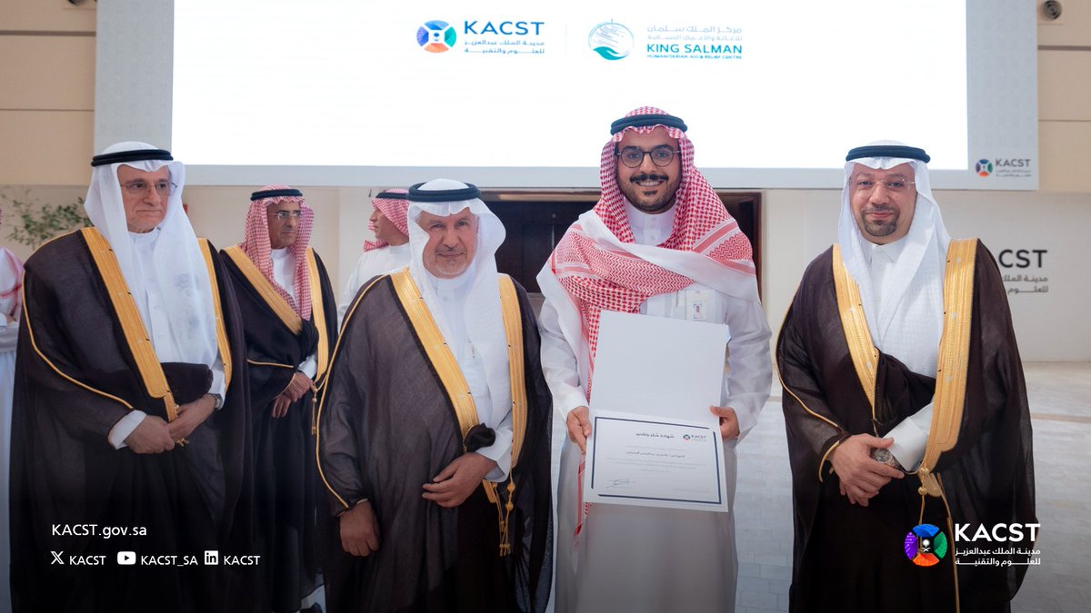 KACST's tweet photo. وعلى هامش اللقاء، كرّم معالي المشرف العام على مركز الملك سلمان للإغاثة والأعمال الإنسانية د. عبدالله الربيعة ومعالي الرئيس د. منير الدسوقي، أبطال "#كاكست" المتطوعين في مبادرات المركز، تقديرًا لجهودهم المتميزة والتي تُجسد دور الكفاءات الوطنية في تسخير المعرفة لخدمة المجتمعات وصناعة أثر ملهم.