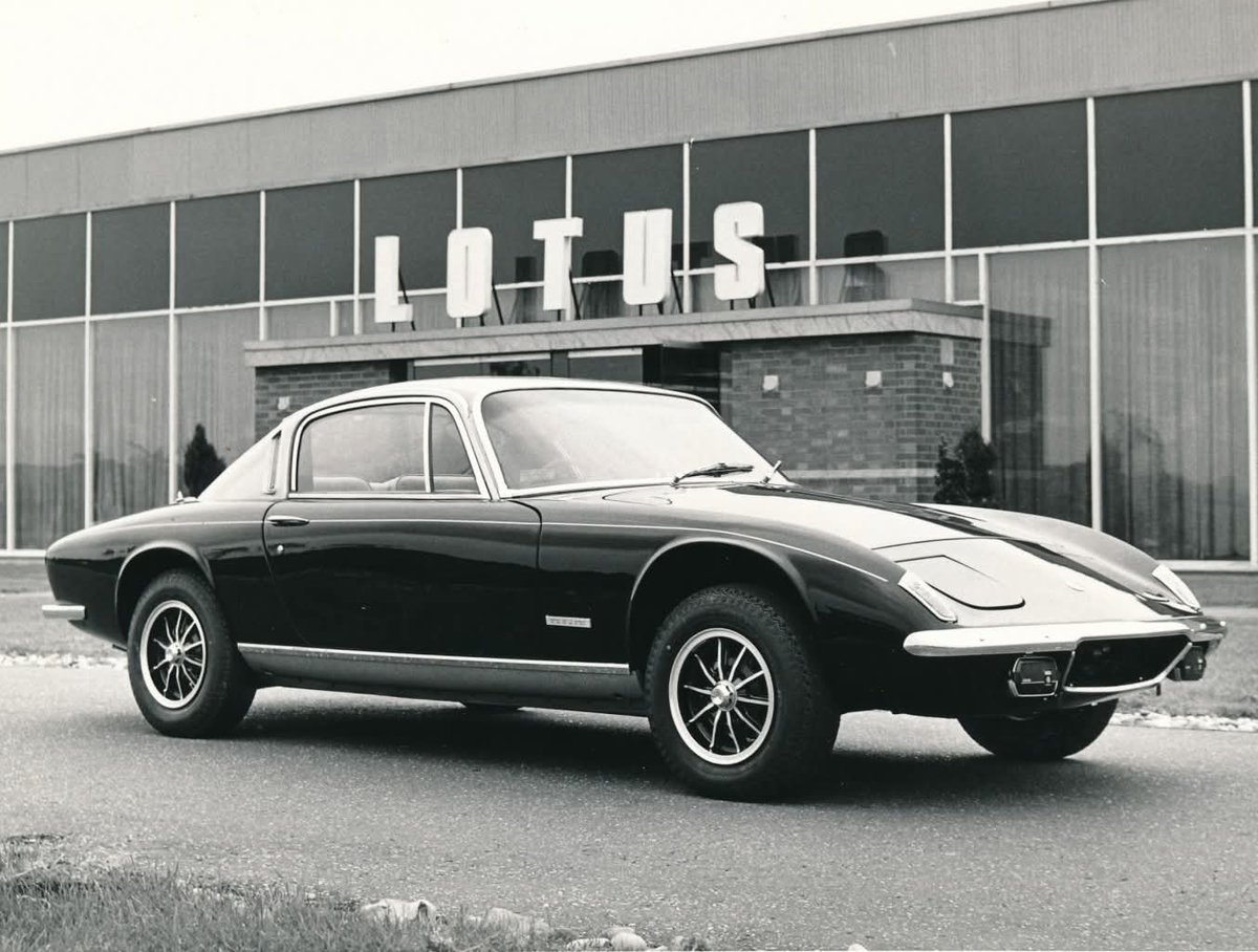 Lotus Elan +2 (Type 50 production de 1967 à 74) devant l'entrée de l'usine Lotus Cars à Hethel (crédit photo collection Jabby Crombac - Club Lotus France) #MaLotus #Elanplus2 #Hethel #LotusCars #ClubLotusFrance <a href="/ClassicLotus/">Classic Team Lotus</a> <a href="/lotuscars/">Lotus Cars</a> <a href="/ClubLotusFrance/">Club Lotus France</a>