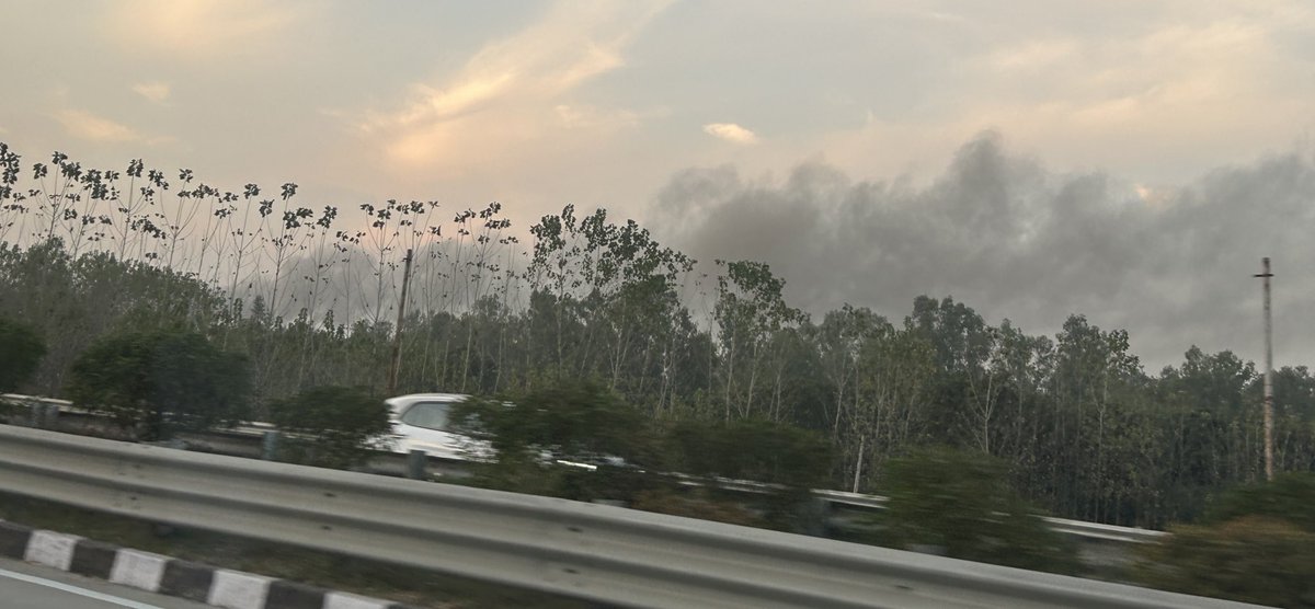 skjsaurabh's tweet image. Black smoke of Paralli or something else on Dehradun Delhi highway. This is what causes 400 AQI in Delhi after a few days.