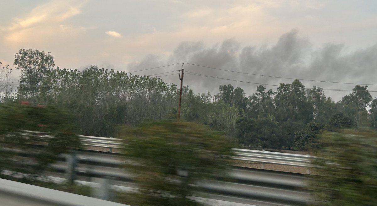 skjsaurabh's tweet image. Black smoke of Paralli or something else on Dehradun Delhi highway. This is what causes 400 AQI in Delhi after a few days.