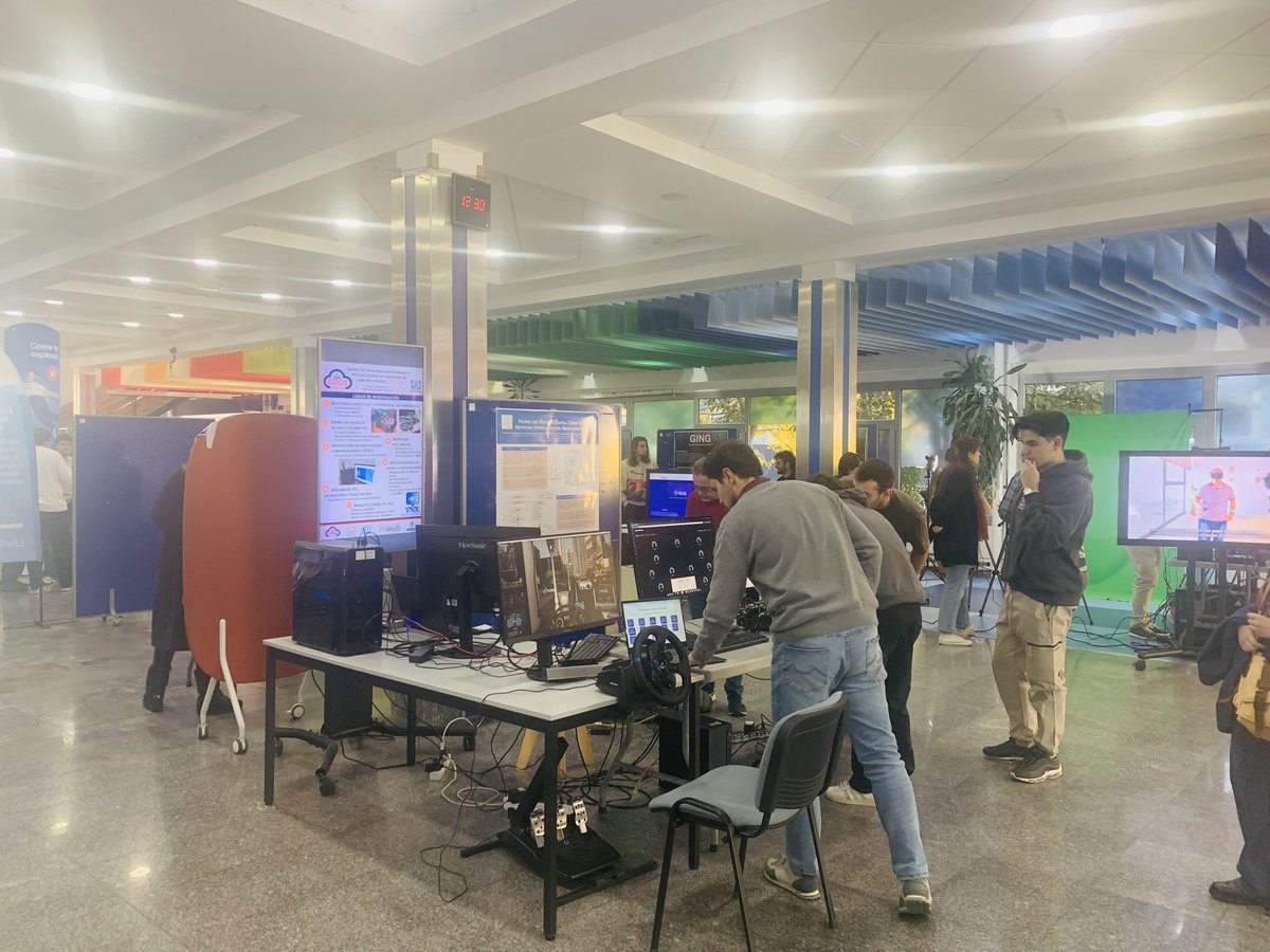 La_UPM's tweet image. Seguimos conectando talento, creatividad y campus con #UPMconecta 😎 !! 

En ETSI Telecomunicación puedes conocer a los alumnos de los grupos de investigación que presentan al público sus proyectos más punteros. 

🎓 la actividad sigue hasta las 15h !