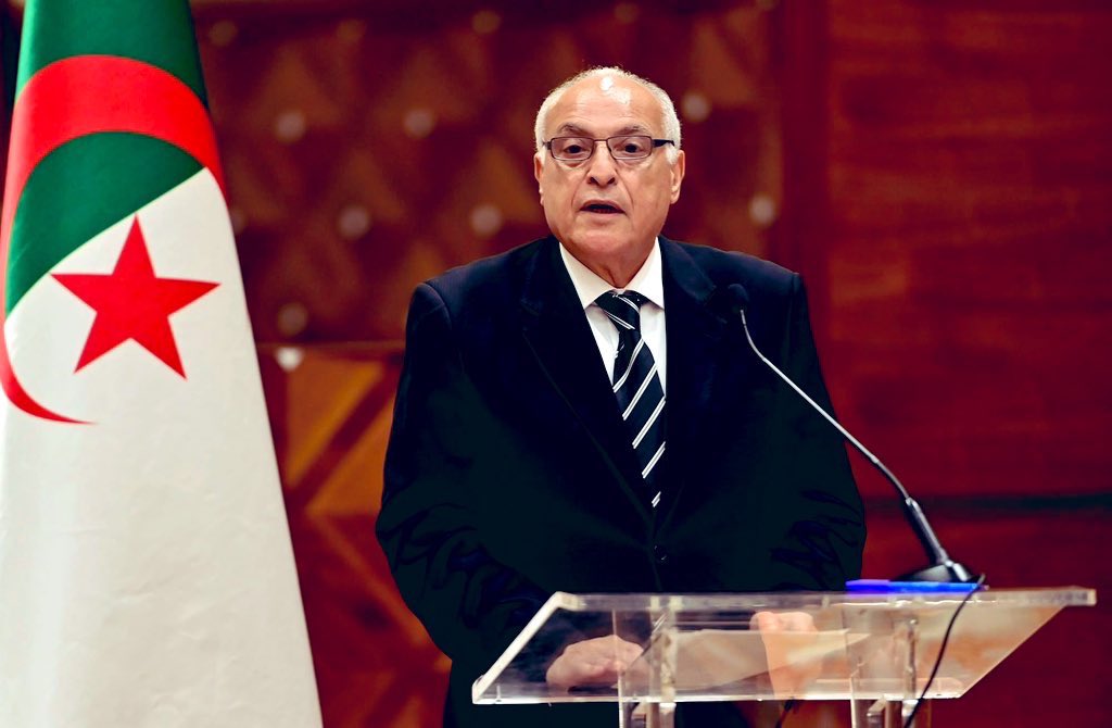 🚨وزير الخارجية الجزائري #أحمد_عطاف   يرد على حملات التكالب :  
#الجزائر 🇩🇿 لا تملك أن تَحِيدَ عن موقف الأشقاء #الفلسطينيين، ولا تملك كذلك أن تخرج عن إطار التوافق العربي والإسلامي المؤيد لمشروع القرار والداعي لاعتماده من قبل مجلس الأمن، ولا تملك أخيراً أن تَتَبَنَّى موقفاً