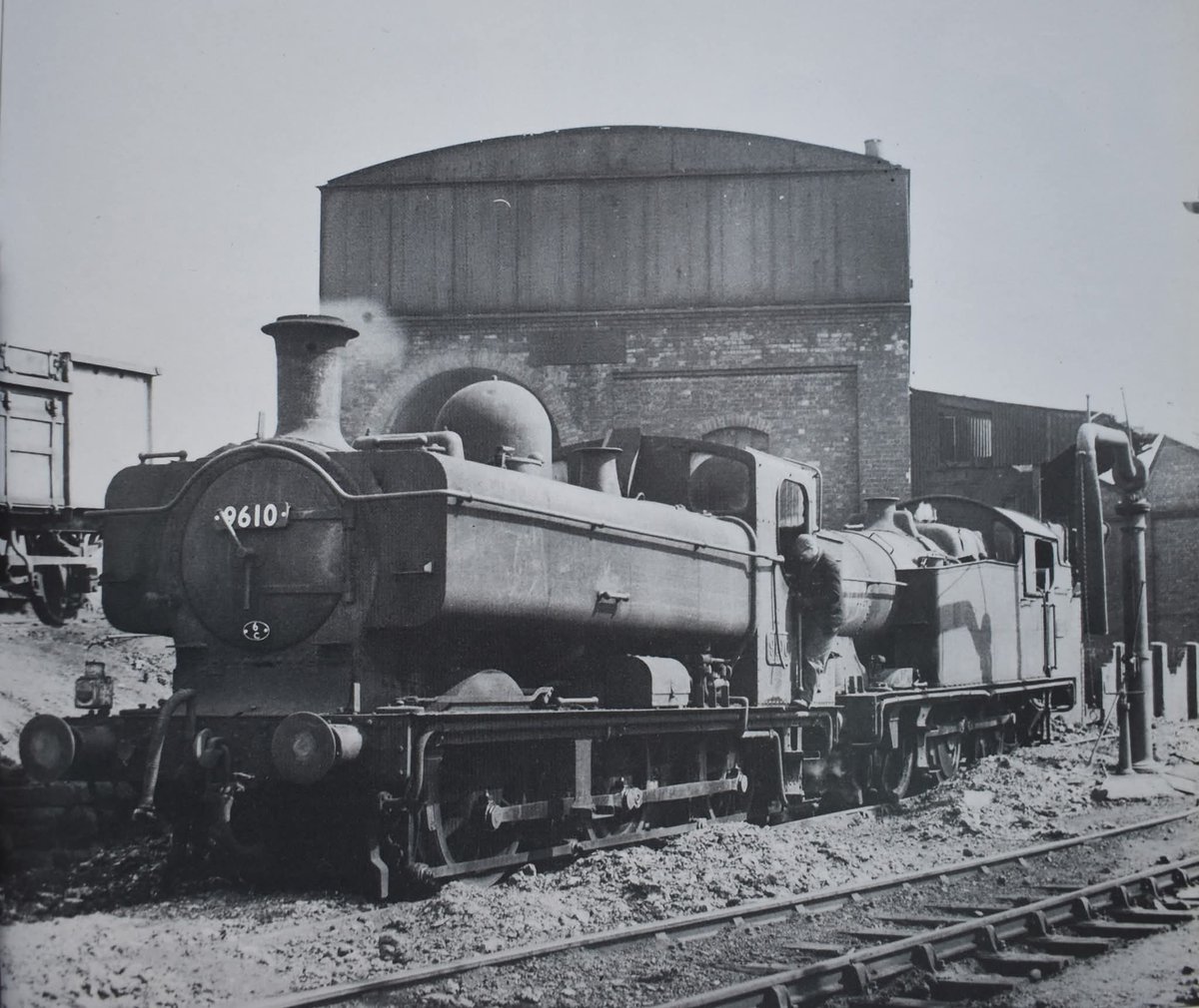 JeffAlbiston's tweet photo. Pannier Tank 9610 & 56XX 6604 stand by the coaling stage at Croes Newydd shed, Wrexham.
Date: Unknown.
π· Photo by Norman Kneale.
#steamlocomotives #engineshed #NorthWales https://t.co/WSEv0oC158