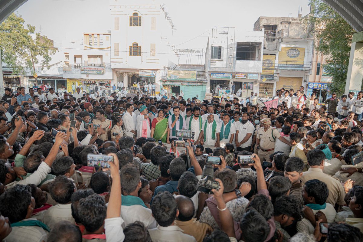 KTR_News's tweet image. రైతన్నకు అండగా రామన్న 
 
ఆదిలాబాద్ మార్కెట్ యార్డులో, 
నిర్మల్ జిల్లా బైంసా మార్కెట్ యార్డులో 
పత్తి రైతులను కలిసి వారి సమస్యలు తెలుసుకున్న బీఆర్ఎస్ వర్కింగ్ ప్రెసిడెంట్ కేటీఆర్.

@KTRBRS