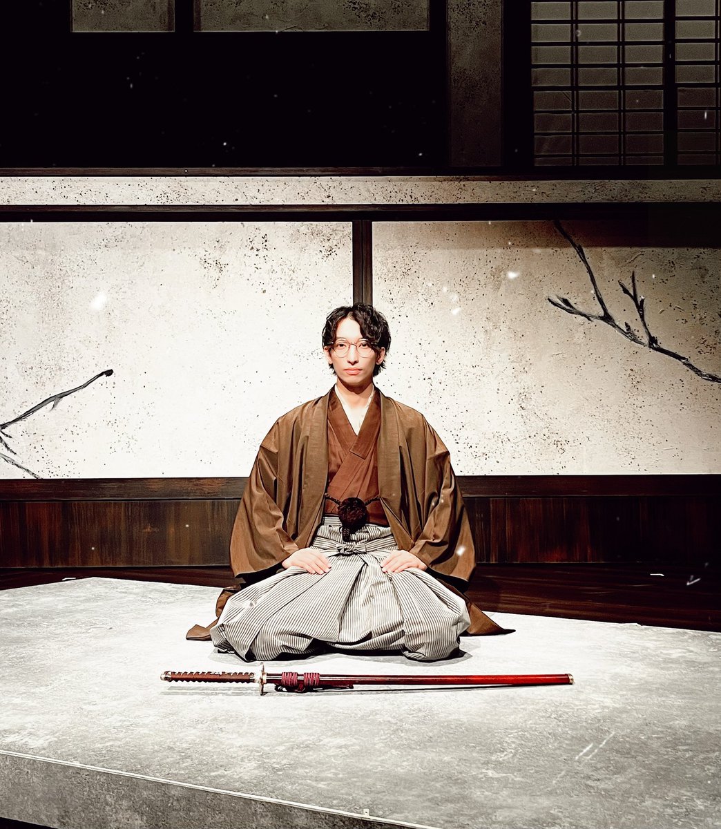 patch_run's tweet image. 多くを語らない芝居が好き

月を睨んだり
橋を眺めたり
桜を見つめたり
蛍に見惚れたり

桐山作品にはそういった
一瞬の美しさを尊く思わせられる
そんな力がある気がします

今作もそういうものになる

お客様もどうか一緒に
その瞬きを愛おしく思えたらいいな

どうぞご期待ください
#君枯ら