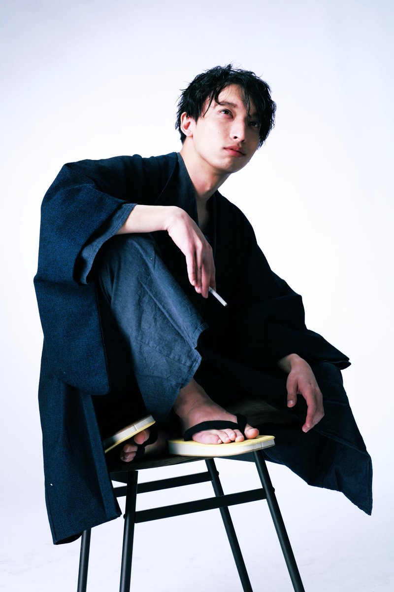 patch_run's tweet image. 多くを語らない芝居が好き

月を睨んだり
橋を眺めたり
桜を見つめたり
蛍に見惚れたり

桐山作品にはそういった
一瞬の美しさを尊く思わせられる
そんな力がある気がします

今作もそういうものになる

お客様もどうか一緒に
その瞬きを愛おしく思えたらいいな

どうぞご期待ください
#君枯ら