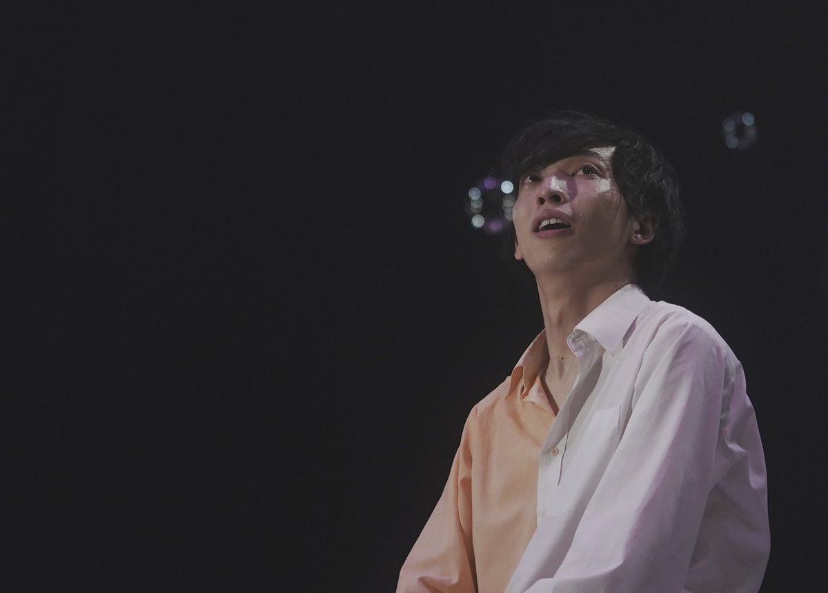 patch_run's tweet image. 多くを語らない芝居が好き

月を睨んだり
橋を眺めたり
桜を見つめたり
蛍に見惚れたり

桐山作品にはそういった
一瞬の美しさを尊く思わせられる
そんな力がある気がします

今作もそういうものになる

お客様もどうか一緒に
その瞬きを愛おしく思えたらいいな

どうぞご期待ください
#君枯ら