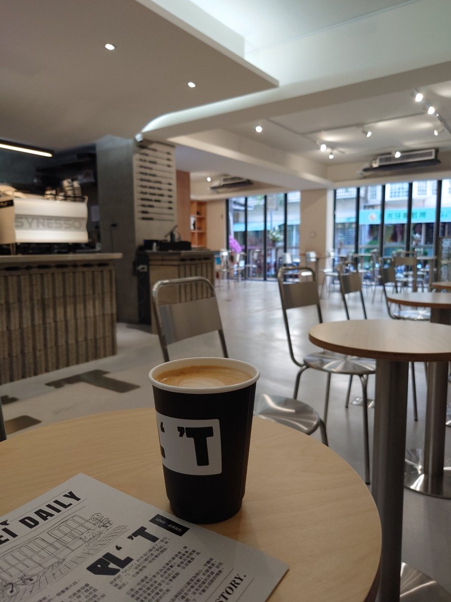 hashi9643's tweet image. 【PLOT】〈九龍城寨之圍城〉四仔役の張文傑さんが開店イベントに参加していたカフェ。MRT忠孝復興駅が最寄り（忠孝新生からもほぼ同じ位）賑やかな東區だけど、静かな通りにあり、お店の雰囲気も落ち着いていて素敵😌ふわふわラテアートの鴛鴦奶茶は初めて🩷デザートも食べたいな。
#台湾　#張文傑