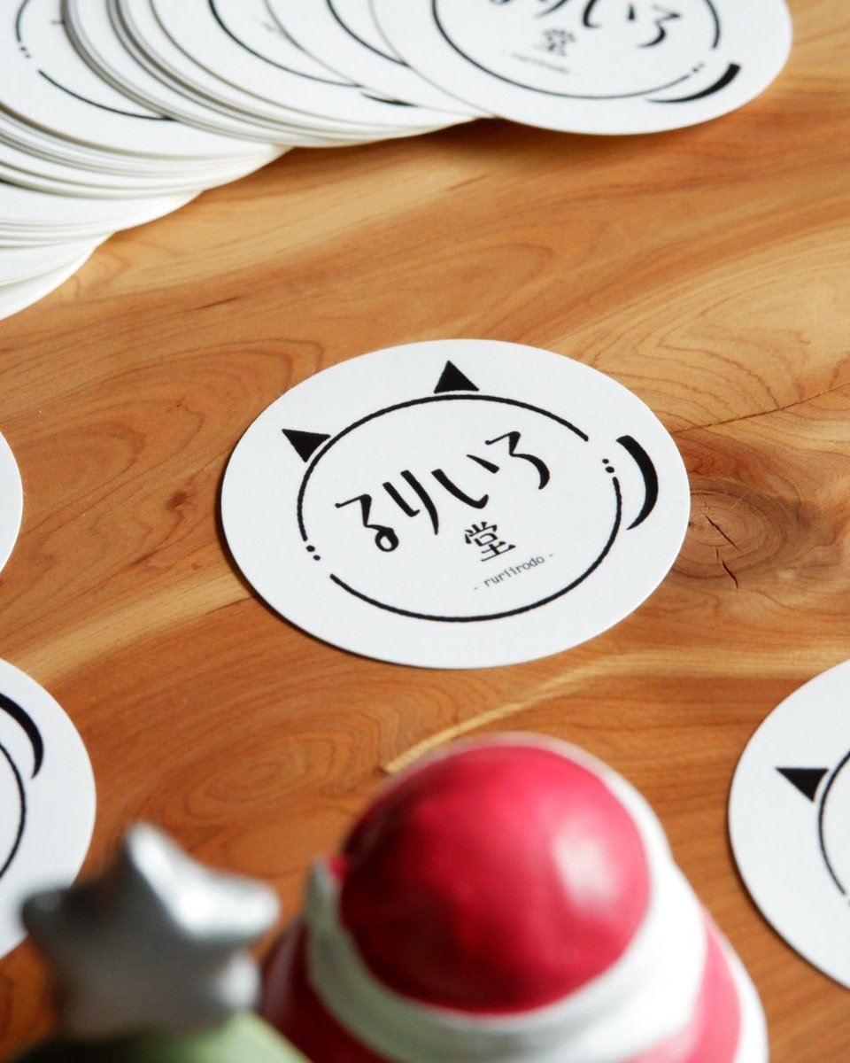 from_ap_hand's tweet image. ❄️サッポロモノヴィレッジにて❄️

3,000円以上お買い上げの方にノベルティプレゼント🎁

ショップカードでも「かわいい！」とのお声を
たくさんいただくるりいろ堂ロゴステッカーです🐈‍⬛

お好きなところに使っちゃってくださ〜い🐾

#サッポロモノヴィレッジ