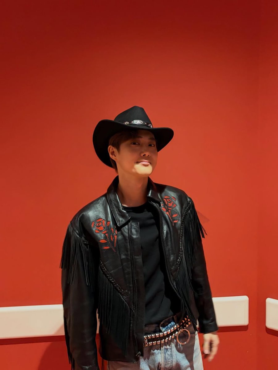 knockknock0408's tweet image. SUHO ins

KGMA🏆🏆🏆 EXO-L에게 이 영광을 바칩니다👏🤠 with New guitar