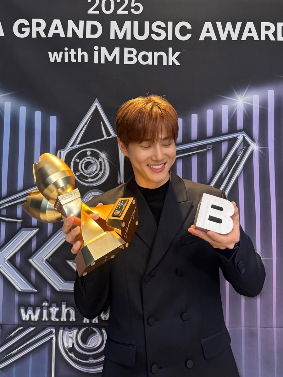 knockknock0408's tweet image. SUHO ins

KGMA🏆🏆🏆 EXO-L에게 이 영광을 바칩니다👏🤠 with New guitar