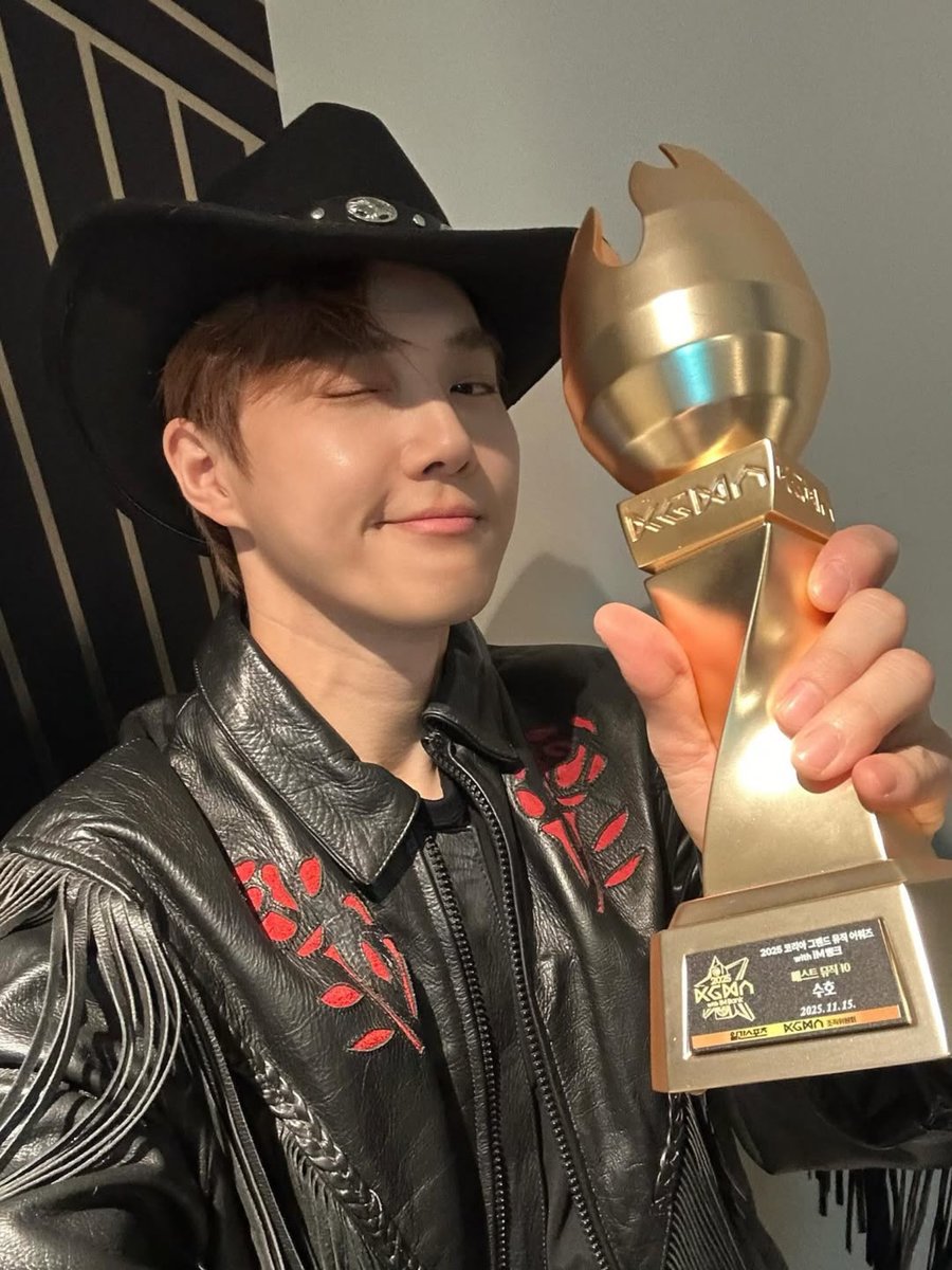 knockknock0408's tweet image. SUHO ins

KGMA🏆🏆🏆 EXO-L에게 이 영광을 바칩니다👏🤠 with New guitar