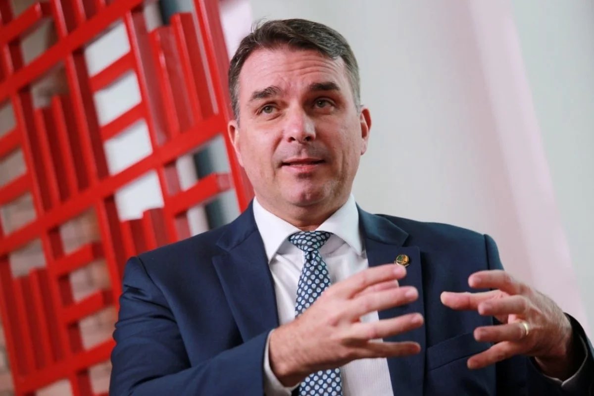 roberta_bastoss's tweet image. BRB, Banco Master e Flávio Bolsonaro: o triângulo que ruiu!

A teia envolvendo o Banco de Brasília (BRB), o Banco Master e Flávio Bolsonaro deixou de ser apenas um acúmulo de coincidências para se tornar um retrato cristalino de como os caminhos do poder político e financeiro se…