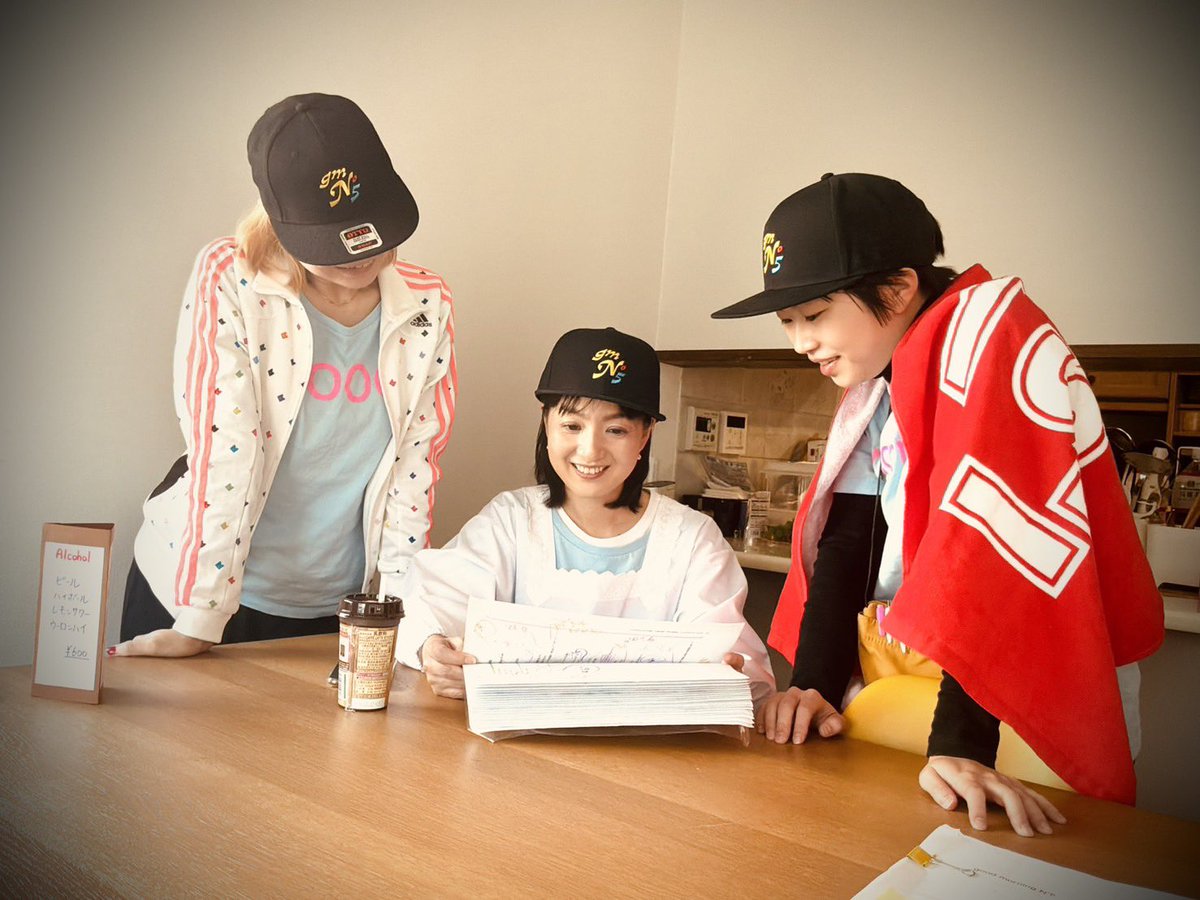 スナック育子の開店前
澤田さんの過去台本を読みながら
くすくす笑い昔の演目に思いを馳せる劇団員
(平体P)
#gmn5