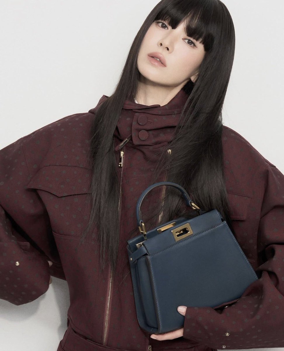 songhyekyo_THA's tweet photo. [18112025] #SongHyeKyo IG update : kyo1122

👝👜 #fendipeekaboo

B-cut

สวยปัง…สวยจนลืมหายใจ..มองดูคุณเมนจนลืมกระพริบตา…🥹🤭

#songhyekyo #송혜교 #ซงฮเยคโย #kyo1122igupdate https://t.co/GVCoCmqrdj