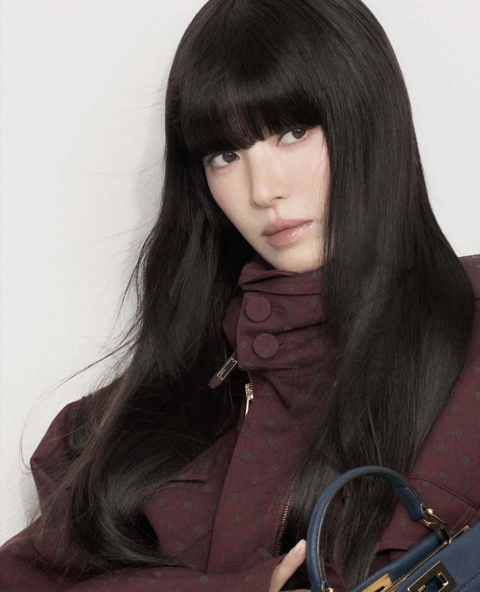 songhyekyo_THA's tweet photo. [18112025] #SongHyeKyo IG update : kyo1122

👝👜 #fendipeekaboo

B-cut

สวยปัง…สวยจนลืมหายใจ..มองดูคุณเมนจนลืมกระพริบตา…🥹🤭

#songhyekyo #송혜교 #ซงฮเยคโย #kyo1122igupdate https://t.co/S25lNjPZt0
